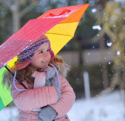 IMAGO Creative: Jahreszeit Winter, Spaziergang mädchen,winter,regenschirm *** girl,winter,umbrella pr8-jq0,model released, Symbolfoto