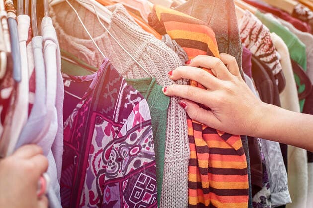 kleidung,flohmarkt,secondhand *** clothing,flea market,secondhand pum-fly,model released, Symbolfoto