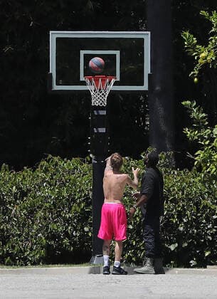 BEVERLY HILLS, CA - MAY 25: Justin Bieber Seen Playing Basketball with his bodyguard at his residence on Memorial Day in Beverly Hills, California on May 25, 2020. Copyright: xmpi99 MediaPunchx