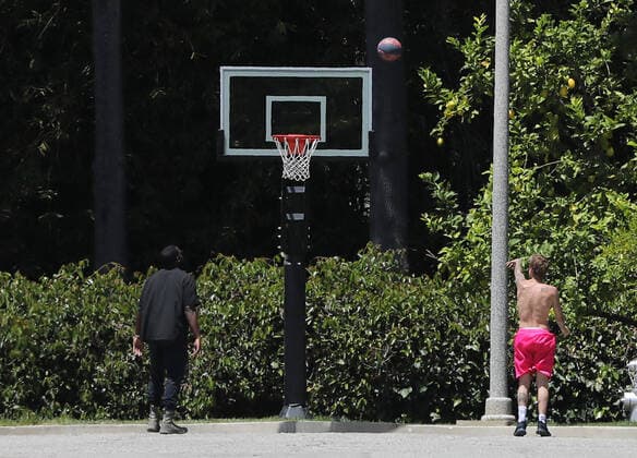 BEVERLY HILLS, CA - MAY 25: Justin Bieber Seen Playing Basketball with his bodyguard at his residence on Memorial Day in Beverly Hills, California on May 25, 2020. Copyright: xmpi99 MediaPunchx