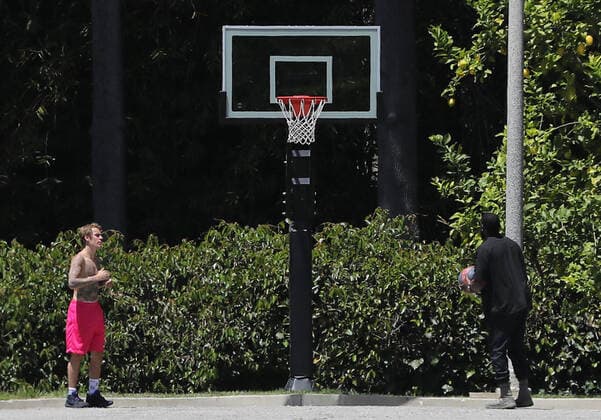 BEVERLY HILLS, CA - MAY 25: Justin Bieber Seen Playing Basketball with his bodyguard at his residence on Memorial Day in Beverly Hills, California on May 25, 2020. Copyright: xmpi99 MediaPunchx