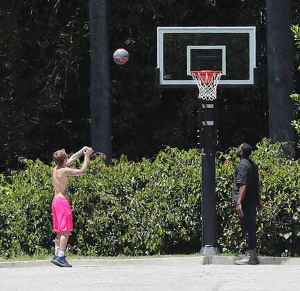 Entertainment Themen der Woche KW22 News Bilder des Tages BEVERLY HILLS, CA - MAY 25: Justin Bieber Seen Playing Basketball with his bodyguard at his residence on Memorial Day in Beverly Hills, California on May 25, 2020. Copyright: xmpi99 MediaPunchx