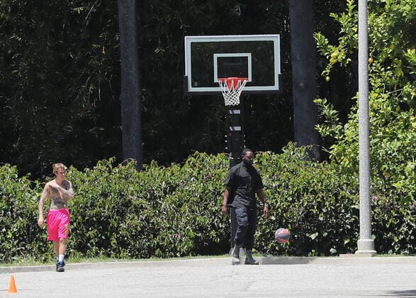BEVERLY HILLS, CA - MAY 25: Justin Bieber Seen Playing Basketball with his bodyguard at his residence on Memorial Day in Beverly Hills, California on May 25, 2020. Copyright: xmpi99 MediaPunchx