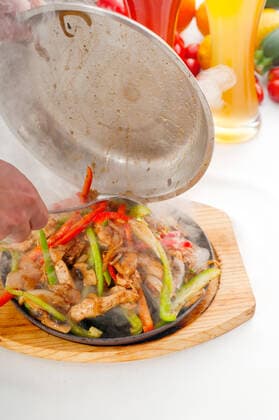IMAGO Creative, Food, Fajita grillfleisch,pfannengericht,tex-mex-küche *** grilled meat,meal,tex-mex cuisine s0j-imn