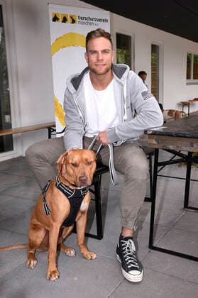 Sebastian Preuss with dog Chopper hands over to the animal keepers of the Munich Animal Shelter in thanks for their commitment during the Corona Pandemic Red Roses Munich, 25 05 2020 Foto:xS.xAdamx xFuturexImage