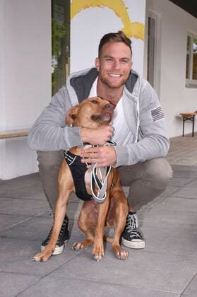 Sebastian Preuss with dog Chopper hands over to the animal keepers of the Munich Animal Shelter in thanks for their commitment during the Corona Pandemic Red Roses Munich, 25 05 2020 Foto:xS.xAdamx xFuturexImage