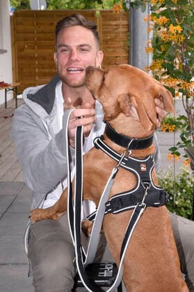 Sebastian Preuss with dog Chopper hands over to the animal keepers of the Munich Animal Shelter in thanks for their commitment during the Corona Pandemic Red Roses Munich, 25 05 2020 Foto:xS.xAdamx xFuturexImage