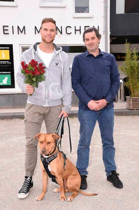 Sebastian Preuss with dog Chopper and Claus Reichinger presents the animal keepers of the Munich Animal Shelter with Red Roses as a thank you for their commitment during the Corona Pandemic Munich, 25 05 2020 Foto:xS.xAdamx xFuturexImage