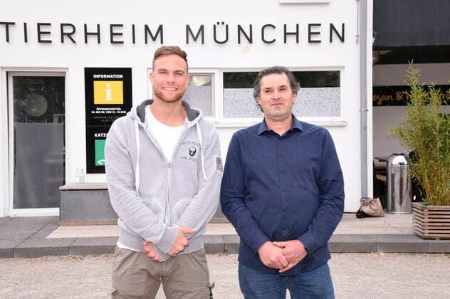 Sebastian Preuss with Claus Reichinger presents the animal keepers of the Munich Animal Shelter with Red Roses as a token of gratitude for their commitment during the Corona Pandemic Munich, 25 05 2020 Foto:xS.xAdamx xFuturexImage