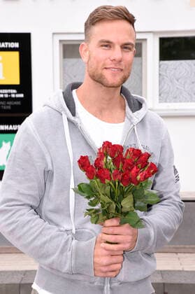 Sebastian Preuss presents the animal caretakers of the Munich Animal Shelter with Red Roses as a thank you for their commitment during the Corona Pandemic Munich, 25 05 2020 Foto:xS.xAdamx xFuturexImage