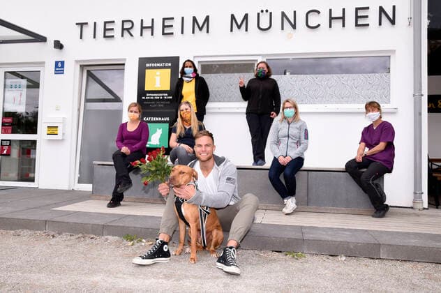 Sebastian Preuss with dog chopper and animal caretakers hands over to the animal caretakers of the Munich Animal Shelter in thanks for their commitment during the Corona Pandemic Red Roses Munich, 25 05 2020 Foto:xS.xAdamx xFuturexImage