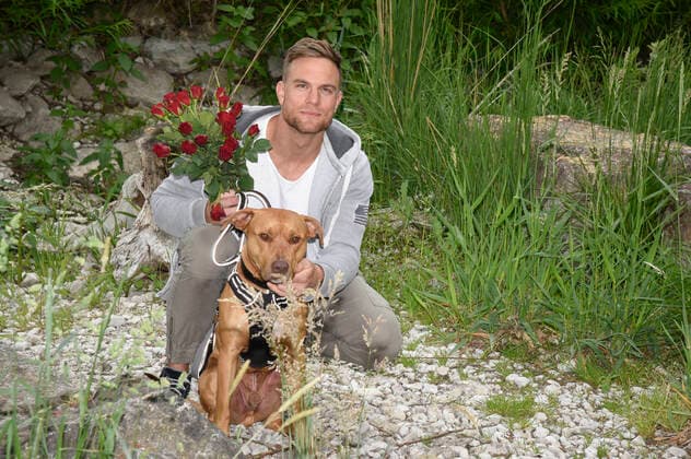 Sebastian Preuss with dog Chopper hands over to the animal keepers of the Munich Animal Shelter in thanks for their commitment during the Corona Pandemic Red Roses Munich, 25 05 2020 Foto:xS.xAdamx xFuturexImage