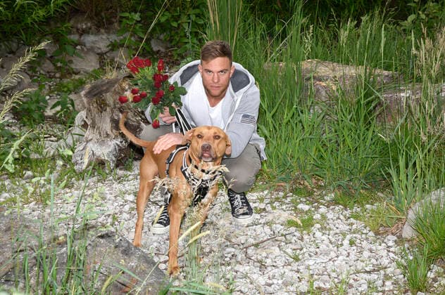 Sebastian Preuss with dog Chopper hands over to the animal keepers of the Munich Animal Shelter in thanks for their commitment during the Corona Pandemic Red Roses Munich, 25 05 2020 Foto:xS.xAdamx xFuturexImage