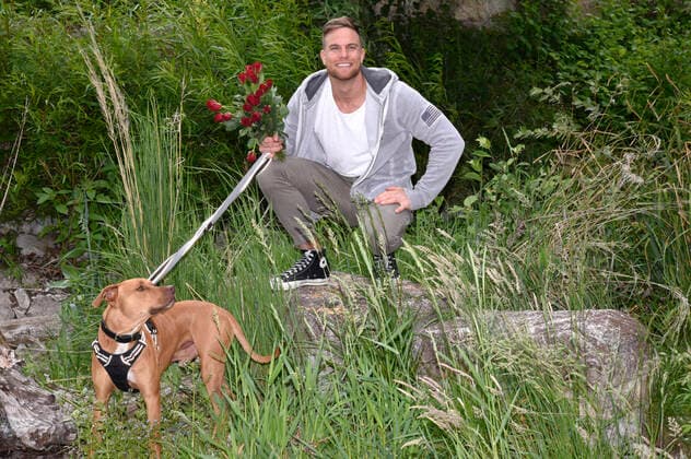 Sebastian Preuss with dog Chopper hands over to the animal keepers of the Munich Animal Shelter in thanks for their commitment during the Corona Pandemic Red Roses Munich, 25 05 2020 Foto:xS.xAdamx xFuturexImage