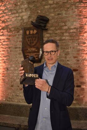 The designer of the prize, the artist Werner Blum, poses at PK, the sponsors of Cologne customs and the Cologne carnivalists will award the Karl Küpper Prize for the first time in autumn 2020 On the 50th anniversary of the carnivalist Karl Küpper, the prize for commitment and tolerance, which is endowed with 10,000 euros, will be awarded