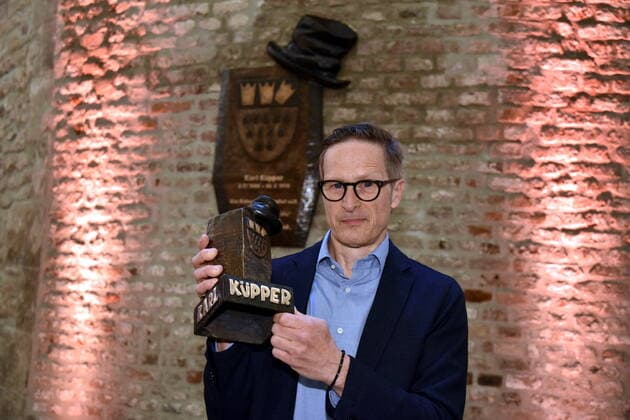 The designer of the prize, the artist Werner Blum, poses at PK, the sponsors of Cologne customs and the Cologne carnivalists will award the Karl Küpper Prize for the first time in autumn 2020 On the 50th anniversary of the carnivalist Karl Küpper, the prize for commitment and tolerance, which is endowed with 10,000 euros, will be awarded