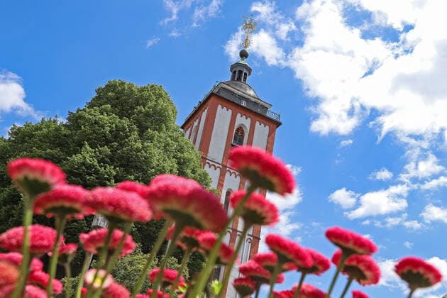 Die Nikolaikirche mit dem Kroenchen (Krönchen), im Vordergrund bluehen Blumen Nikolaikirche am 26.05.2020 in Siegen Deutschland. *** The Nikolaikirche with the Kroenchen Krönchen , in the foreground flowers are blooming Nikolaikirche on 26 05 2020 in Siegen Germany