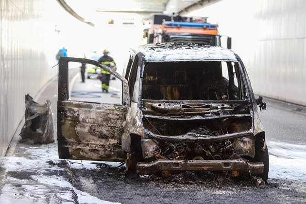 Bilder des Jahres 2020, News 05 Mai News Themen der Woche KW22 News Bilder des Tages Feuer im Elbtunnel - Kleintransporter brennt im Elbtunnel 26.05.20 - Hamburg: Feuer im Elbtunnel. Großalarm für die Feuerwehr am Dienstagabend im Hamburger Elbtunnel. Ein PKW-Brand sorgt für ein Verkehrschaos im Hamburger Süden. Stau bis nach Heimfeld. Gegen 18:20 Uhr meldet die Tunnelleitzentrale des Elbtunnels ein Feuer in der Einfahrt zu einer Tunnelröhre. Sofort werden alle Tunnelröhren für die Durchfahrt gesperrt und Großalarm für die Feuerwehr ausgelöst. Als die Spezialisten der Elbtunnelfeuerwache vor Ort eintreffen steht ein tschechischer Kleintransporter in Flammen. Die Feuerwehrkräfte beginnen von zwei Seiten mit der Brandbekämpfung und versuchen den schaden in dem weißen Kleintransporter so gering wie möglich zu ha Copyright: xSebastianxPetersx