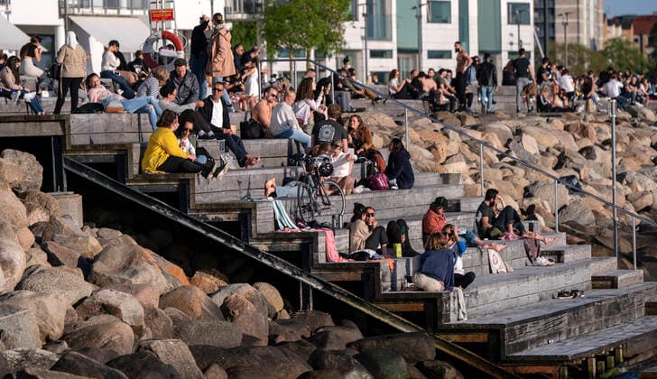 People enjoy the warm evening at Sundspromenaden in Malmo, Sweden, on May 26, 2020 MALMÖ SWEDEN x50090x,  Copyright: xJohanxNilsson TTx SWEDEN DAILY LIFE WEATHER CORONA