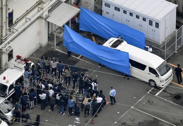 Bilder des Jahres 2020, News 05 Mai News Themen der Woche KW22 Arrest of Kyoto animation studio arson suspect Photo taken from a Kyodo News helicopter shows the arrival of a vehicle carrying Shinji Aoba, the 42-year-old suspect in a deadly arson attack in July 2019 on a Kyoto Animation Co. studio, at a police station in Kyoto on May 27, 2020. His arrest came 10 months after he allegedly set the studio on fire, killing 36 people, and was hospitalized with life-threatening burns. 