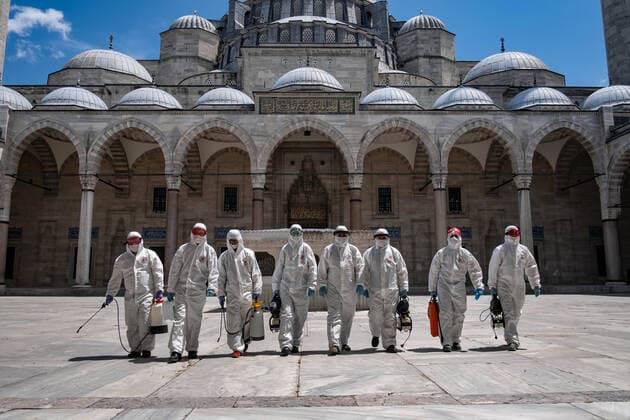 Bilder des Jahres 2020, News 05 Mai News Themen der Woche KW22 (200526) -- ISTANBUL, May 26, 2020 (Xinhua) -- Municipality workers are seen at the Blue Mosque in Istanbul, Turkey, on May 26, 2020. Turkey s biggest city Istanbul on Tuesday disinfected mosques to make them ready for reopening on Friday as part of the government s normalization process amid a slowdown in the COVID-19 pandemic. (Photo by Yasin Akgul Xinhua) TURKEY-ISTANBUL-COVID-19-BLUE MOSQUE-DISINFECTION-REOPENING-PREPARATION 