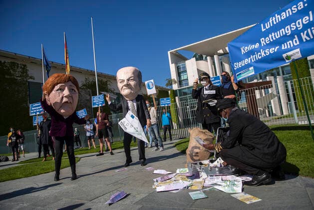 Bilder des Jahres 2020, News 05 Mai News Themen der Woche KW22 News Bilder des Tages Aktivisten von Campact und andere Demonstranten protestieren gegen den Rettungshilfe fuer die Fluggesellschaft Lufthansa vor dem Kanzleramt in Berlin am 27. Mai 2020. *** Campact activists and other demonstrators protest against rescue aid for the airline Lufthansa in front of the Chancellors Office in Berlin on 27 May 2020