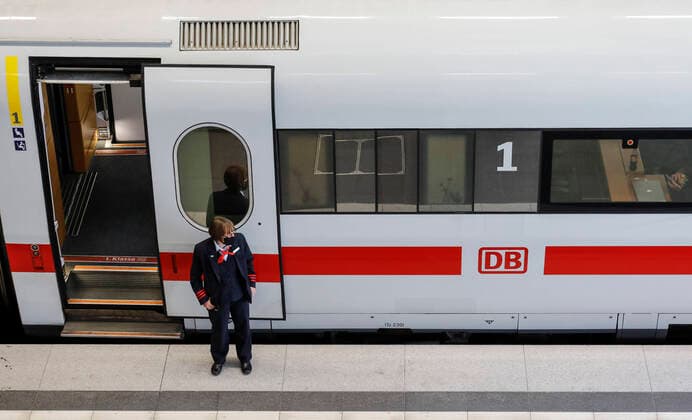Deutsche Bahn Coronavirus Berlin, DEU, 27 05 2020 A train attendant with a face mask stands at the provided ICE in Berlin Central Station Federal Minister of Transport, Deutsche Bahn and the Works Council form an alliance for our railway The alliance wants to regulate