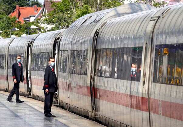 Deutsche Bahn Coronavirus Berlin, DEU, 27 05 2020 Deutsche Bahn train attendants wear face masks on the platform shortly before the departure of an ICE train at Berlin Spandau station Federal Minister of Transport, Deutsche Ba