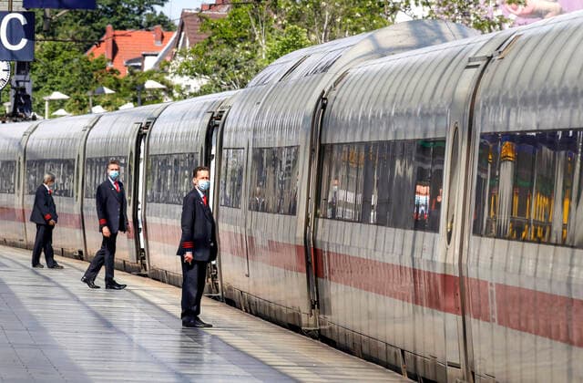 Deutsche Bahn Coronavirus Berlin, DEU, 27 05 2020 Deutsche Bahn train attendants wear face masks on the platform shortly before the departure of an ICE train at Berlin Spandau station Federal Minister of Transport, Deutsche Ba