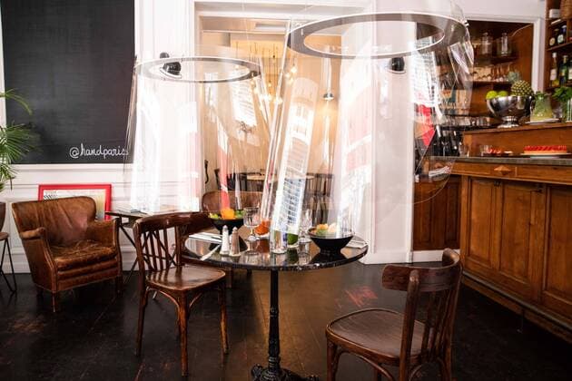 Bilder des Jahres 2020, News 05 Mai News Themen der Woche KW22 News Bilder des Tages Paris, France, May 27, 2020 - Plex Eat is a solution designed by Christophe Gernignon. Plexiglass protective visors are placed over the customers to create a sanitary protection.  Copyright: xAlexisxSciardx