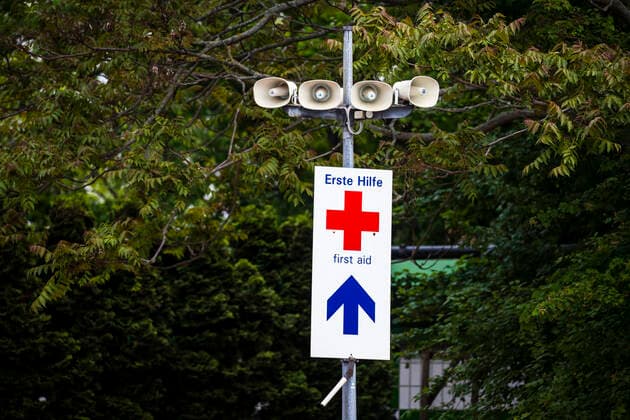 Erste Hilfe im Freibad Kreuzberg in Berlin am 27. Mai 2020. Das Freibad der Berliner Baederbetriebe faengt die Badesaison mit verschiedenen Restiktionen wegen des Coronavirus (Covid-19). Freibad Kreuzberg startet Badesaison *** First aid at Freibad Kreuzberg in Berlin on 27 May 2020 The outdoor pool of Berliner Baederbetriebe starts the bathing season with different restictions due to the corona virus Covid 19 Freibad Kreuzberg starts bathing season