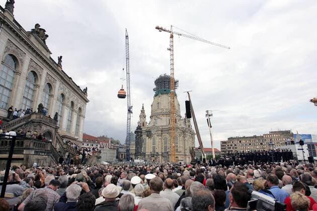 18 Architektur: Die Frauenkirche in Dresden, Wiederaufbau des 1945 zerstoerten Wahrzeichen der Stadt, Wiedereinweihung am 30.10.2005, Kirche, Aufbau, Kuppel, Kupferdach, Architekt George Bähr (1666-1738), Berlin Deutschland, Germany *** 18 Architecture The Frauenkirche in Dresden, reconstruction of the citys landmark, destroyed in 1945, rededication on 30 10 2005, church, structure, dome, copper roof, architect George Bähr 1666 1738 , Berlin Germany, Germany Copyright: xPOP-EYE Weihsx 00084508_00084508