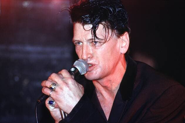 1 Konzert 93: Hermann Brood im Quasimodo, Rock, Blues, Holländer, Mikro, Mikrophon, blaue Ringe, blau, *** 1 concert 93 Hermann Brood at Quasimodo, rock, blues, Dutchman, microphone, microphone, blue rings, blue, Copyright: xBRIGANI-ART Heinrichx 00016881_00016881