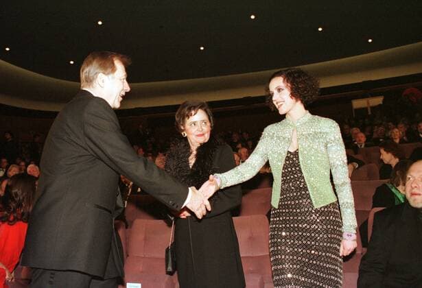 1 Berlinale 99: Eberhard Diepgen, Ehefrau, Maria Schrader, regierender Berliner Bürgermeister, deutsche Schauspielerin, Eröffnung der INTERNATIONALEN FILMFESTSPIELE, TV, Fernsehen, Film, Wettbewerbsfilm Aimee und Jaguar , Filmstar, Portrait, Filmfestival, Filmfest, dunkle Haare, Locken, Kino, Gattin, Begrüßung, begrüßen, im Kino, im Zoopalast, UCI-Kinowelt, Filmfesteröffnung, grüßend, Eröffnungsfilm, FILMFESTSPIELE in Berlin, Politik, Politiker, Prominenz, Promis, Gesellschaft, Berlin Germany *** 1 Berlinale 99 Eberhard Diepgen, wife, Maria Schrader, governing mayor of Berlin, German actress, opening of the INTERNATIONAL FILM FESTIVAL, TV, television, film, competition film Aimee and Jaguar, film star, portrait, film festival, Filmfest Copyright: xBRIGANI-ART HEINRICHx 00017727_00017727