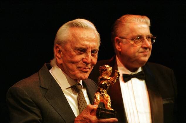 1 Berlinale: Kirk Douglas bekommt Goldenen Ehrenbären für sein Lebenswerk, Schauspieler, Berliner Internationale Filmfestspiele, Filmfest, Hommage, Auszeichnung, Altstar, Hollywoodstar, Filmstar, Filmschauspieler, Hollywoodschauspieler, Star, Legende, Portrait, daneben Moritz de Hadeln, Goldener Bär, Bär, Gold, Berlin Deutschland, Germany *** 1 Berlinale Kirk Douglas receives Golden Bears of Honour for his lifes work, actor, Berlin International Film Festival, Film Festival, Homage, Award, Old Star, Hollywood Star, Movie Star, Film Actor, Hollywood Actor, Star, Legend, Portrait, next to it Moritz de Hadeln, Golden Bear, Bear, Gold, Berlin Germany, Germany Copyright: xBRIGANI-ART HEINRICHx 00033267_00033267