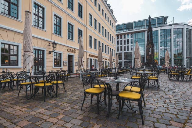 Predominantly empty tables on the terrace in front of the Cafe Apotheke and the Restaurant Sophienkeller in downtown Dresden
