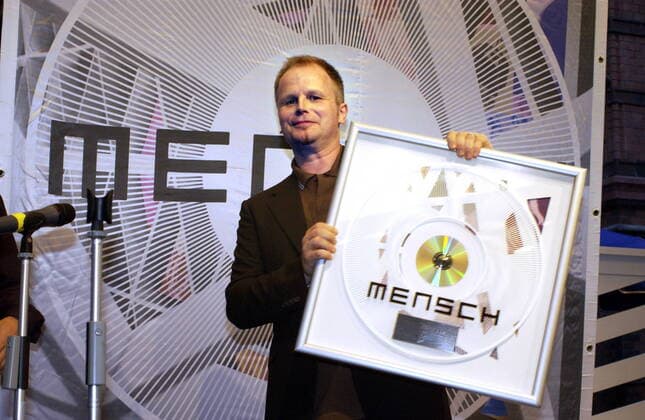 1 Präsentation: Herbert Grönemeyer bekommt Gold für die Single Mensch & Platin vor Veröffentlichung (Vorbestellungen) für die CD, Sänger & Schauspieler, Musik, Berlin Deutschland, Germany *** 1 Presentation Herbert Grönemeyer receives Gold for the single Mensch Platin before release Pre-orders for the CD, singer actor, music, Berlin Germany, Germany Copyright: xBRIGANI-ART HEINRICHx 00043831_00043831