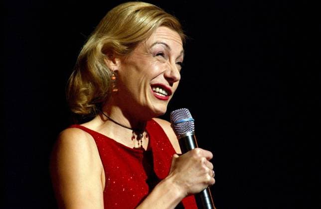1 Konzert: Ute Lemper in Berliner Deutschen Oper, blonde Sängerin im langen roten Abendkleid, Chanson, Musical, Balladen, Musik, Grimasse, Berlin Deutschland, Germany *** 1 concert Ute Lemper in Berlin German Opera, blonde singer in long red evening dress, chanson, musical, ballads, music, grimace, Berlin Germany, Germany Copyright: xBRIGANI-ART HEINRICHx 00045818_00045818