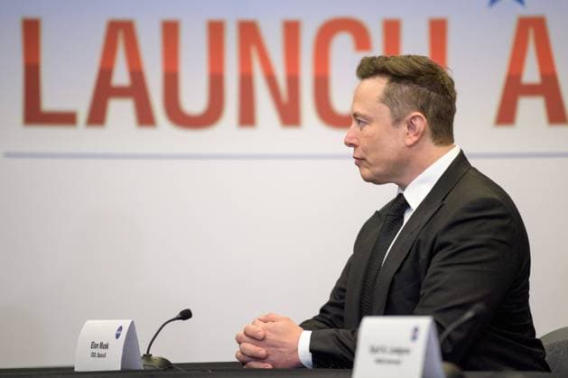 News Bilder des Tages Elon Musk, SpaceX Chief Engineer participates in a SpaceX Demonstration Mission 2 Launch Briefing at the Neil A. Armstrong Operations and Checkout Building following the departure of NASA astronauts Robert Behnken and Douglas Hurley for Launch Complex 39A to board a SpaceX Crew Dragon spacecraft for launch, on May 27, 2020, at NASA s Kennedy Space Center in Florida. NASA s SpaceX Demo-2 mission is the first launch with astronauts of the SpaceX Crew Dragon spacecraft and Falcon 9 rocket to th
