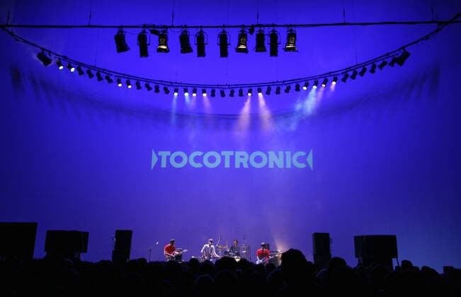 8 Konzert: Tocotronic , Rick McPhail (Keyboard, Gitarre), Sänger Dirk von Lowtzow (Gesang, Gitarre), Arne Zank (Schlagzeug, Keyboard, Gesang), Jan Müller (Bass), in der Berliner Volksbühne am Rosa-Luxemburg-Platz, Zuschauer, Fans, Publikum, Rock, Indierock, Indie, Hamburger Schule, Musik Berlin Deutschland, Germany *** 8 Concert Tocotronic , Rick McPhail Keyboard, Guitar , Singer Dirk von Lowtzow Vocals, Guitar , Arne Zank Drums, Keyboard, Vocals , Jan Müller Bass , at the Berliner Volksbühne am Rosa Luxemburg Platz, Spectators, Fans, Audience, Rock, Indie, Indie, Hamburger Schule, Music Berlin Germany, Germany Copyright: xBRIGANI-ART Bartillax 00131798_00131798