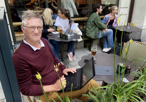 Anders Tegnell, state epidemiologist at the Public Health Authority, sits on an outdoor restaurant at Stureplan, works on his computer and takes a beer Stockholm Sweden x2512x,  Copyright: xKADHAMMARxPETER Aftonbladetx Tegnell pa uteservering