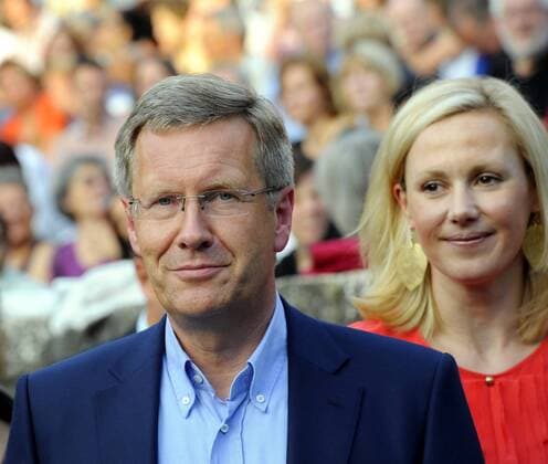 1 Bundespräsident Christian Wulff & Frau Bettina bei Daniel Barenboim & das West-Eastern Divan Orchestra in der Berliner Waldbühne, Open Air Konzert, Klassik, Musik, Berlin Deutschland, Germany *** 1 Federal President Christian Wulff Mrs Bettina with Daniel Barenboim the West Eastern Divan Orchestra at Berlins Waldbühne, open air concert, classical music, music, Berlin Germany, Germany Copyright: xBRIGANI-ART HEINRICHx 00256456_00256456