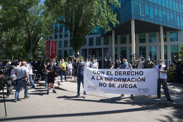 May 28, 2020, Madrid, MADRID, SPAIN: Sports graphic informants demonstrate before LA LIGA headquarters to ask for their right to information during the Covid-19 Pandemic. 27 May, 2020 in Madrid, Spain Madrid SPAIN - ZUMAa181 20200528_zaa_a181_002 Copyright: xJoaquinxCorcherox