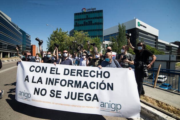 May 28, 2020, Madrid, MADRID, SPAIN: Sports graphic informants demonstrate before LA LIGA headquarters to ask for their right to information during the Covid-19 Pandemic. 27 May, 2020 in Madrid, Spain Madrid SPAIN - ZUMAa181 20200528_zaa_a181_003 Copyright: xJoaquinxCorcherox