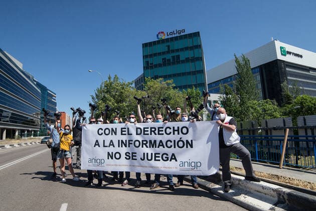 May 28, 2020, Madrid, MADRID, SPAIN: Sports graphic informants demonstrate before LA LIGA headquarters to ask for their right to information during the Covid-19 Pandemic. 27 May, 2020 in Madrid, Spain Madrid SPAIN - ZUMAa181 20200528_zaa_a181_009 Copyright: xJoaquinxCorcherox