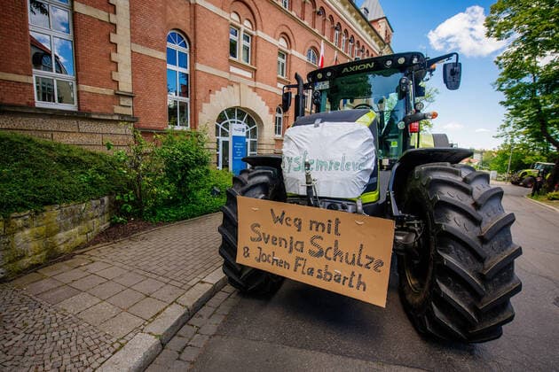 Erfurt , 28 05 2020 , Thuringian farmers demonstrate in Erfurt In the picture Thuringian farmers follow the call of the LsV and present Georg Maier to the SPD, 53 , Thuringian Minister of the Interior and Municipalities and Treasurer on the Thuringian State Executive of the SPD