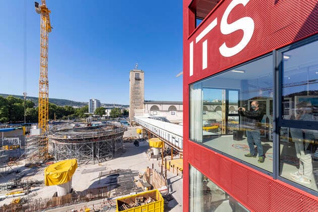 Bilder des Jahres 2020, News 05 Mai News Themen der Woche KW22 News Bilder des Tages Deutschland, Baden-Württemberg, Stuttgart, 29.05.2020: Info Turm Stuttgart ITS eröffnet. Das neue Ausstellungsgebäude am Hauptbahnhof informiert über Stuttgart 21 und andere Zukunftsprojekte der Stadt. Die Terrasse in 26 Metern Höhe bietet einen Blick auf die Bahnhofsbaustelle. Träger des Gebäudes ist der Verein Bahnprojekt Stuttgart Ulm e.V. *** Germany, Baden Württemberg, Stuttgart, 29 05 2020 Info Turm Stuttgart ITS opened The new exhibition building at the main station provides information on Stuttgart 21 and other future projects of the city The terrace at a height of 26 metres offers a view of the station construction site The building is supported by the Verein Bahnprojekt Stuttgart Ulm e V