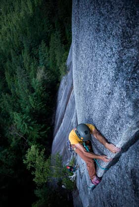 Man lay backing a wide crack high above ground on granite Squamish Squamish, BC, Canada CR_ALEG200508T-298855-01,model released, Symbolfoto