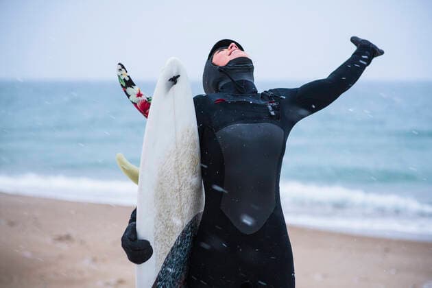 IMAGO Creative: Alternativer Wintersport Young woman going winter surfing in snow South Kingstown, RI, United States CR_CABR200409-336749-01,model released, Symbolfoto