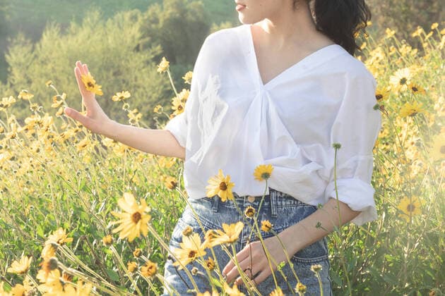 Creative Highlights Symbolfotos Brunette woman holding yellow daisy in flower field in the sunlight Los Angeles, CA, United States CR_CWLK200410B-342903-01,model released, Symbolfoto
